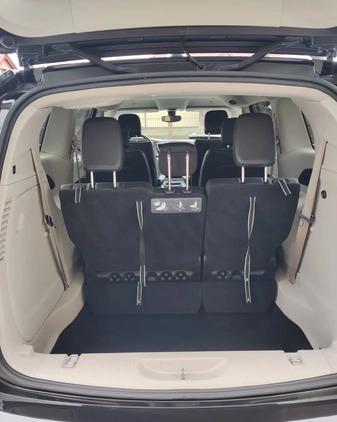 Chrysler Pacifica cena 114000 przebieg: 114000, rok produkcji 2019 z Lubin małe 172